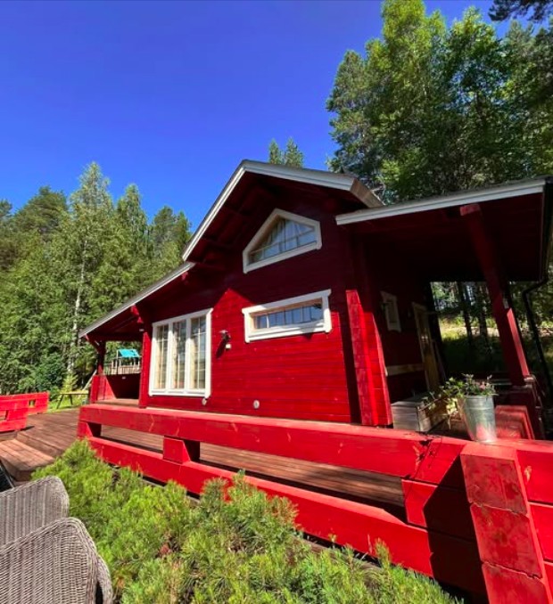 Punainen omakotitalo julkisivumaalauksen jälkeen